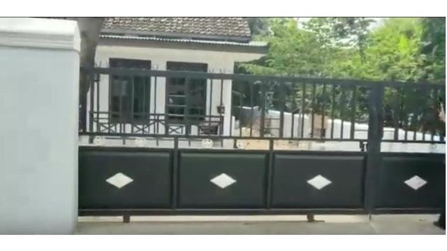 6 Potret Rumah Kekeyi di Nganjuk, Sederhana dan Pelihara Banyak Ayam