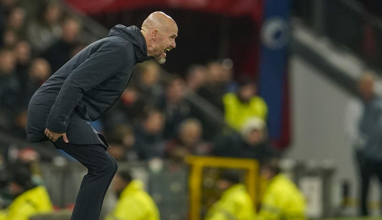 Reaksi pelatih Manchester United, Erik ten Hag (kanan) saat memberikan arahan kepada pemainnya pada laga 16 besar Carabao Cup 2023/2024 melawan Newcastle di Old Trafford, Manchester, Inggris, Kamis (02/11/2023) dini hari WIB. (AP Photo/Dave Thompson)