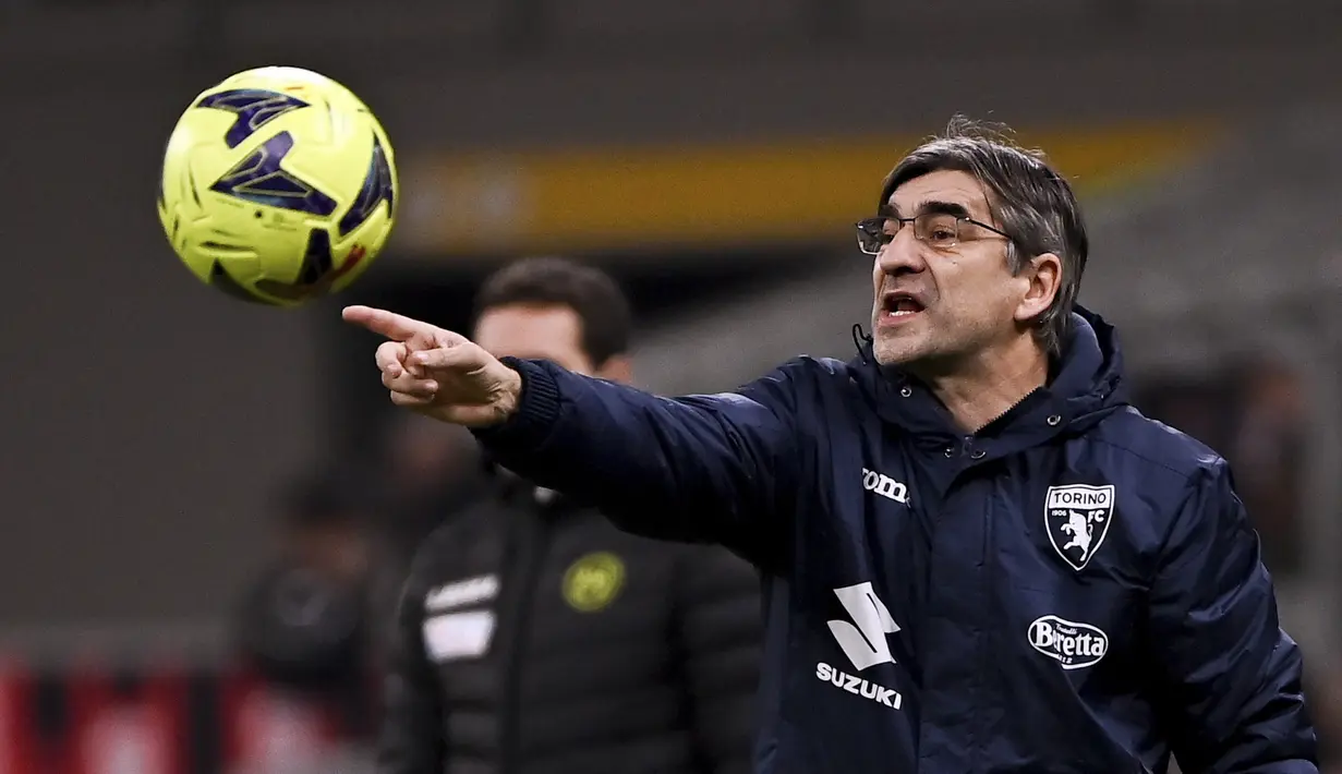 Pelatih Torino, Ivan Juric menginstruksikan pemainnya saat bertanding melawan AC Milan pada pertandingan babak 16 besar Coppa Italia di Stadion San Siro di Milan, Italia, Kamis (12/1/2023). Torino menang tipis atas AC Milan dengan skor 1-0 berkat gol Michel Adopo di perpanjangan waktu. (Marco Alpozzi/LaPresse via AP)