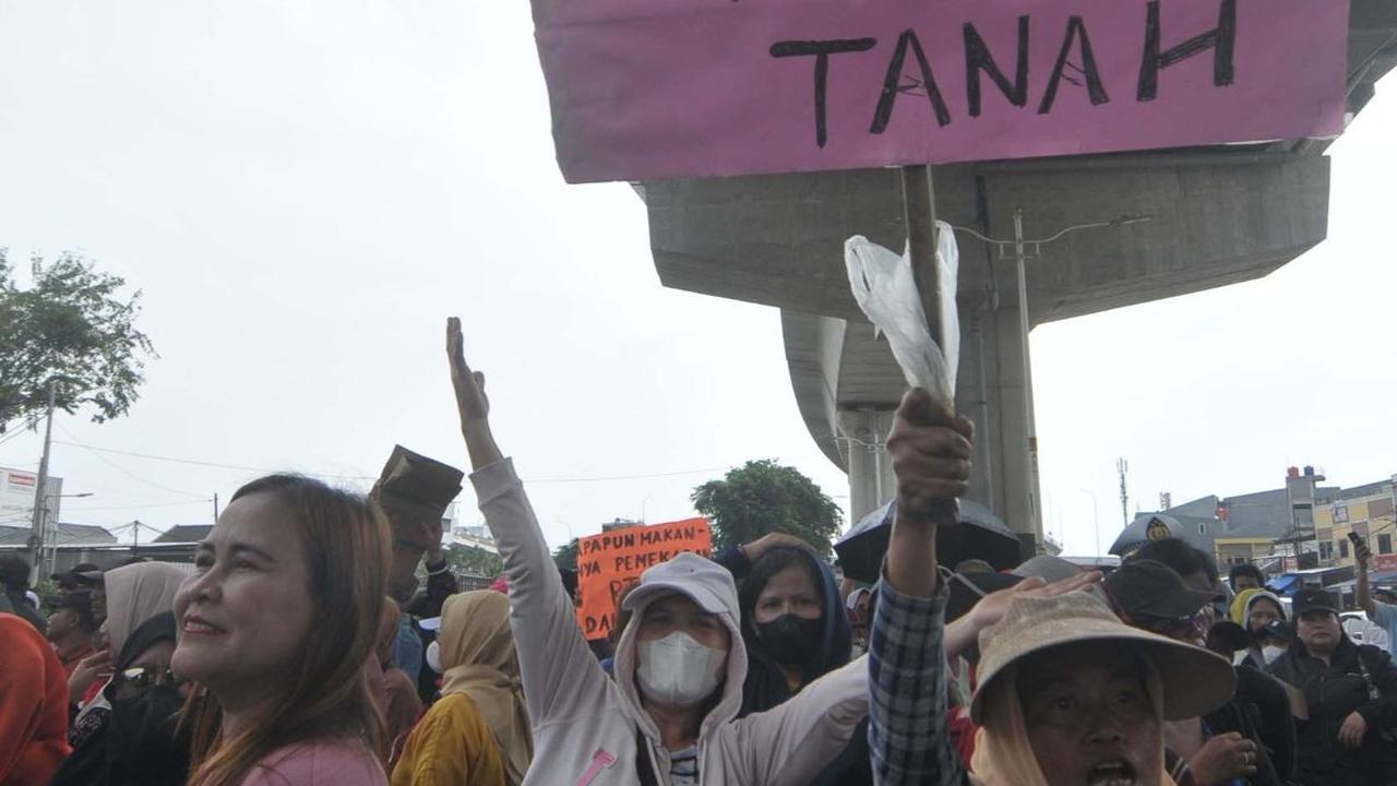 Para pengunjuk rasa berorasi dengan menggunakan pengeras suara, menyampaikan aspirasi dan tuntutan mereka agar segera dipenuhi oleh pemerintah daerah atau camat setempat. Foto: merdeka.com / Imam Buhori<br>