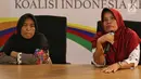 Ibu Roidah bersama Ibu Siti Jariyah saat menceritakan pengalamannya terkait penerima Program Keluarga Harapan dan Program Mekar yang diberikan era Pemerintahan Joko Widodo di Rumah Cemara, Jakarta, Kamis (28/2). (Liputan6.com/Johan Tallo)