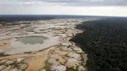 Pemandagan dari udara kawasan pertambangan emas ilegal di zona Mega 14, Madre de Dios, Amazon selatan, Peru, (13/7/2015). Tambang emas ilegal ini merupakan wilayah cagar alam hutan Amazon. (REUTERS/Janine Costa)