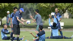 elatih timnas Indonesia Alfred Rield (ketiga kiri) memimpin latihan di lapangan 1, komplek stadion My Dinh, Hanoi, Minggu (23/11). Latihan kali ini diisi dengan peregangan untuk menjaga kebugaran pemain. (ANTARA FOTO/Prasetyo Utomo)