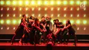 Pemain menghibur penonton pada pertunjukan broadway bertajuk What I Did For Love di Soehanna Hall, Jakarta Selasa (27/8/2019). What I Did For Love menampilkan lebih dari 40 lagu-lagu broadway dan dikemas dalam sebuah pertunjukan teater musikal. (Liputan6.com/Fery Pradolo)