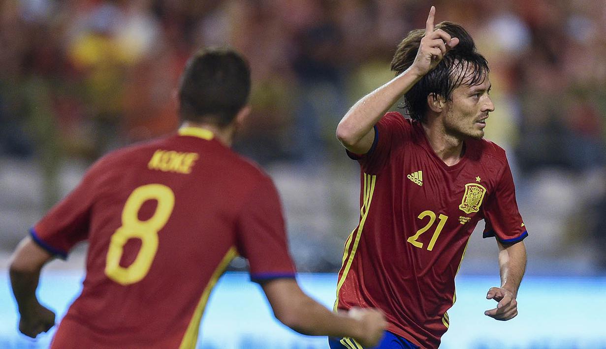 Gelandang Spanyol, David Silva, merayakan gol yang dicetaknya ke gawang Belgia pada laga persahabatan di Stadion King Baudouin, Brussels, Belgia, Kamis (1/9/2016). Spanyol menang 2-0 atas Belgia. (AFP/John Thys)