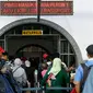 Antrian pemudik di depan pintu masuk kereta api, Jakarta, Rabu (23/9/2015). Jelang hari raya Idul Adha yang jatuh pada Kamis (24/9/2015), Stasiun Pasar Senen dipadati penumpang yang akan mudik ke kampung halaman mereka. (Liputan6.com/Yoppy Renato)