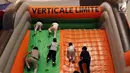 Anak-anak sedang memanjat menggunakan tali di wahana bermain vertical limit Mookiland Play Park di Lippo Mall Kemang, Jakarta, Minggu (18/06). Wahana ini menempati area seluas ± 950 meter persegi. (Liputan6.com/Fery Pradolo)