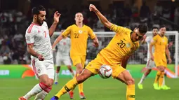 Striker Timnas Uni Emirat Arab berusia 33 tahun, Ali Mabkhout (kiri) yang kini tengah menjalani musim ke-16 bersama Al-Jazira yang menjadi satu-satunya klub sepanjang kariernya di UAE Pro League total mencetak 4 gol dari 6 laga di Piala Asia 2019. Uni Emirat Arab sendiri finis di peringkat ketiga bersama Iran setelah tersingkir di semifinal usai kalah 0-4 dari Qatar. (AFP/Giuseppe Cacace)