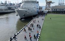 FOTO: Ratusan Pemudik Kembali ke Jakarta Naik Kapal Perang TNI AL