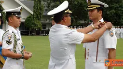 Citizen6, Surabaya: Prosesi sertijab salah satu Komando Pelaksana (Kolak) dijajaran Kobangdikal itu, digelar dengan upacara militer di Lapangan Laut Seram, Kesatrian Bumimoro, Kobangdikal, Surabaya. (Pengirim: Penkobangdikal)