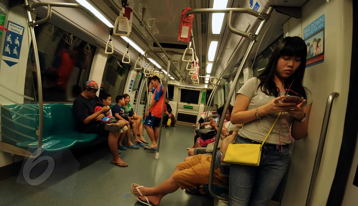 Suasana di dalam kereta MRT di Singapura, Minggu (31/5/2015). Untuk menjamin keamanan pengguna MRT, pihak operator memasang kamera CCTV yang dilengkapi kemampuan merekam di semua stasiun dan kereta yang dioperasikan. (Liputan6.com/Helmi Fithriansyah)