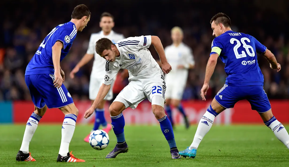 Gelandang Dynamo Kiev, Artem Kravets (tengah) berusaha melewati dua pemain Chelsea pada lanjutan Grup G liga champions di  Stamford Bridge, London, Inggris (4/11). Chelsea menang atas Kiev dengan skor 2-1. (Reuters/Toby Melville)