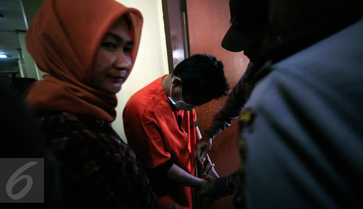 Petugas memborgol tersangka pencabulan, Ismail (47) di Mapolda DIY, Selasa (17/5). Kepala Sekolah Madrasah Aliyah di Bantul itu mencabuli siswi kelas MTs berinisial S (16) sebanyak empat kali sejak awal 2016 lalu. (Liputan6.com/Boy Harjanto)