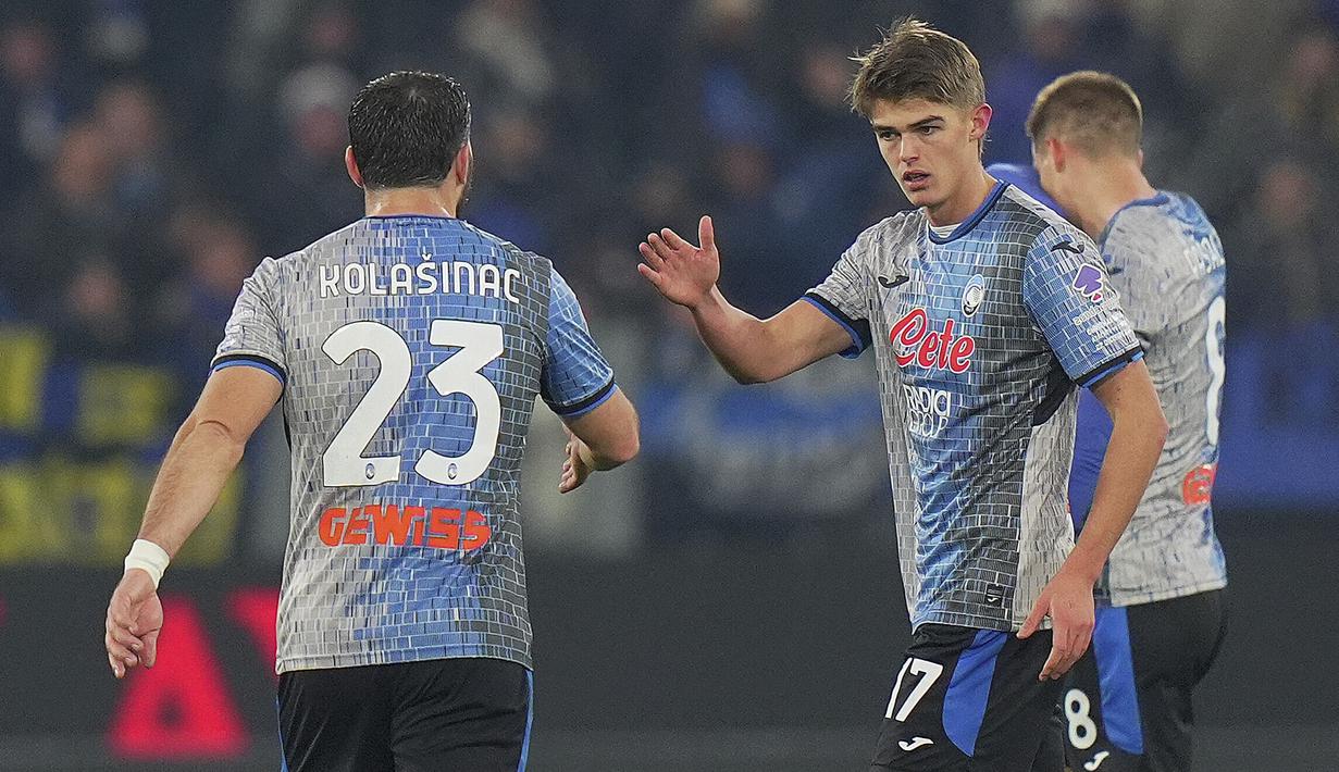 Pemain Atalanta, Charles De Ketelaere merayakan golnya ke gawang Empoli dalam laga lanjutan Liga Italia 2024/2025 di Gewiss Stadium, Bergamo, Italia, Minggu (22/12/2024) waktu setempat. (AP Photo/LaPresse/Spada)