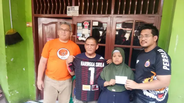 The Jakmania menyambangi keluarga Haringga Sirla