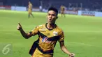 Pemain tengah Mitra Kukar, Yogi Rahadian melakukan selebrasi usai mencetak gol ke gawang Semen Padang di final turnamen piala Jenderal Sudirman di Stadion GBK Jakarta, Minggu (24/1/2016). Gol Yogi dicetak pada menit 89. (Liputan6.com/Helmi Fithriansyah)