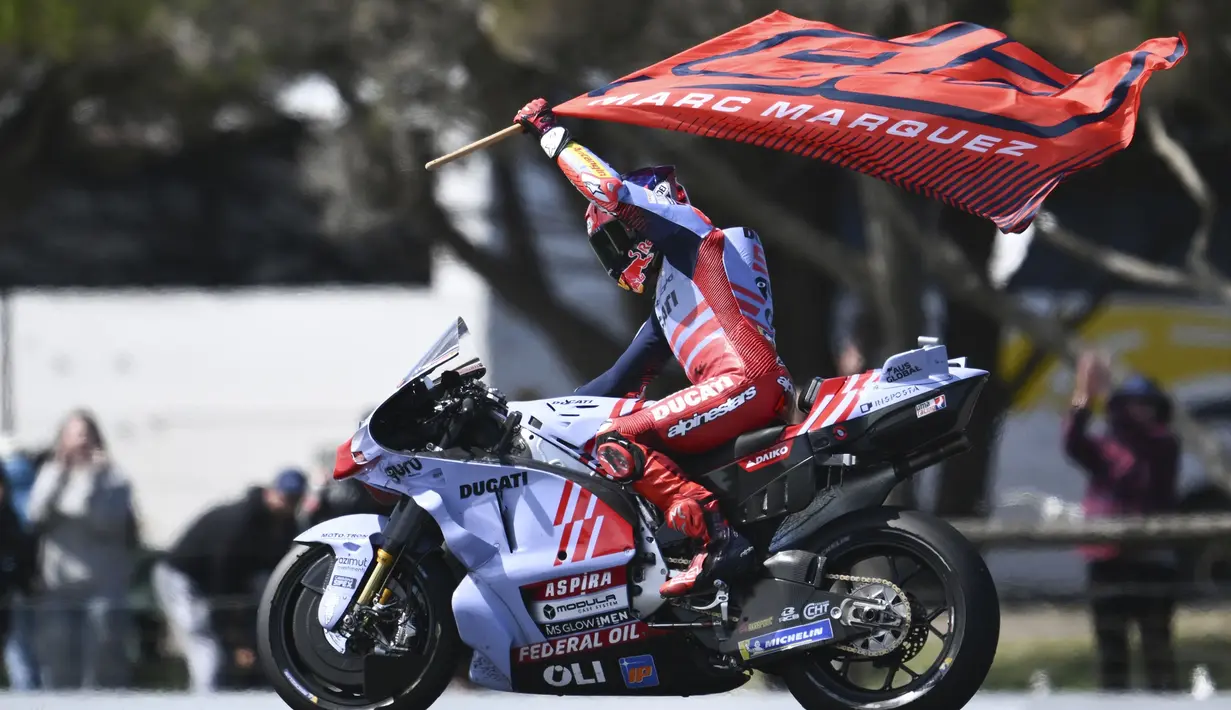 Pembalap Gresini Racing, Marc Marquez, merayakan kemenangannya pada balapan MotoGP Australia 2024 yang berlangsung di Sirkuit Phillip Island, Australia, Minggu (20/10/2024). (Foto AP/Gambar AAP/Joel Carrett)