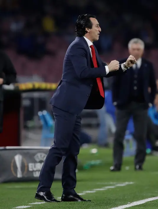 Pelatih Arsenal, Unai Emery memberi semangat pemainnya selama pertandingan melawan Napoli pada leg kedua babak perempat final Liga Europa di stadion San Paolo di Naples, Italia (18/4). Arsenal menang tipis 1-0 atas Napoli. (AP Photo/Luca Bruno)