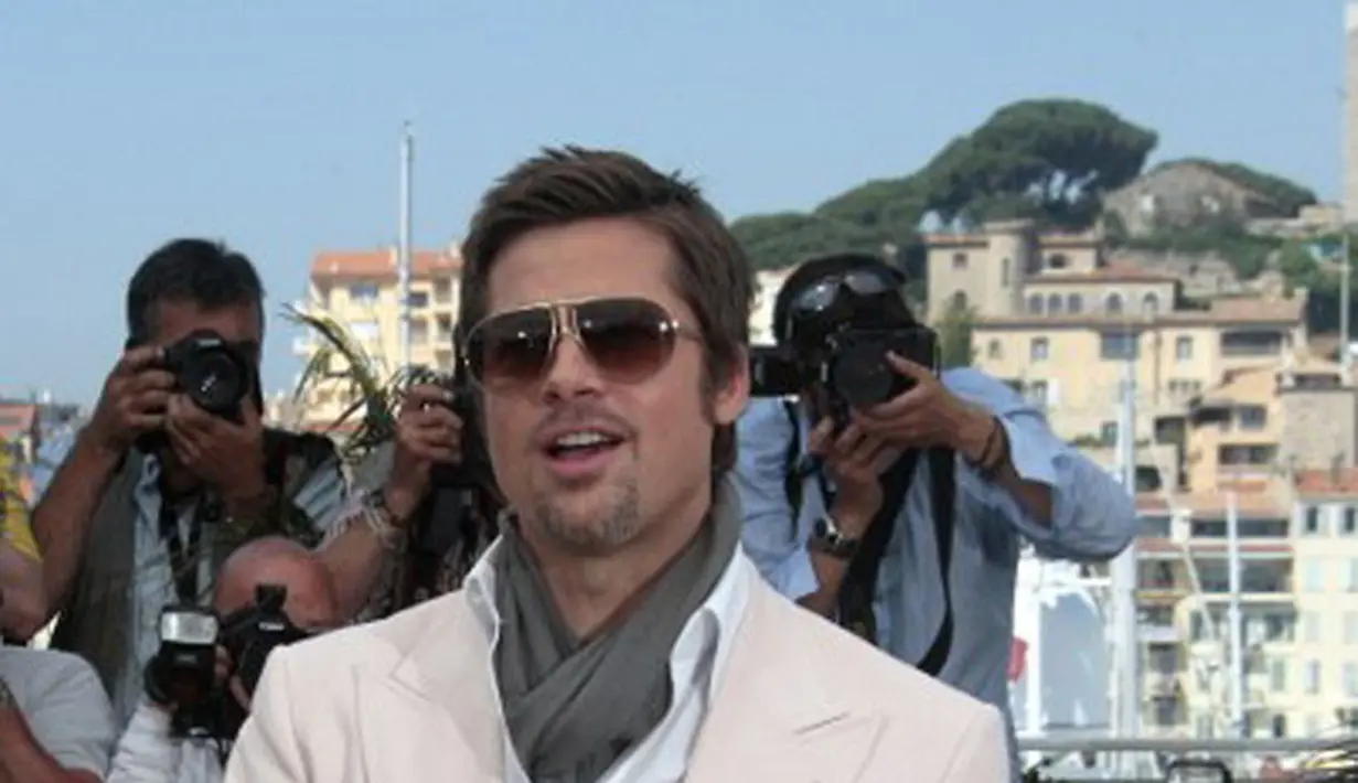 Sumber lain mengatakan pada GossipCop, semua berita yang dikabarkan mengenai operasi plastik yang dilakukan Pitt tidak benar. Pitt tidak melakukan itu, ia masih fokus dan tegar menghadapi permasalahan rumah tangganya. (AFP/Bintang.com)