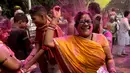 Seorang wanita melemparkan tepung berwarna-warni ke orang lain saat merayakan Festival Holi di Kolkata, India, Rabu (28/2). Festival ini juga mendatangi datangnya musim semi. (AP Photo/Bikas Das)