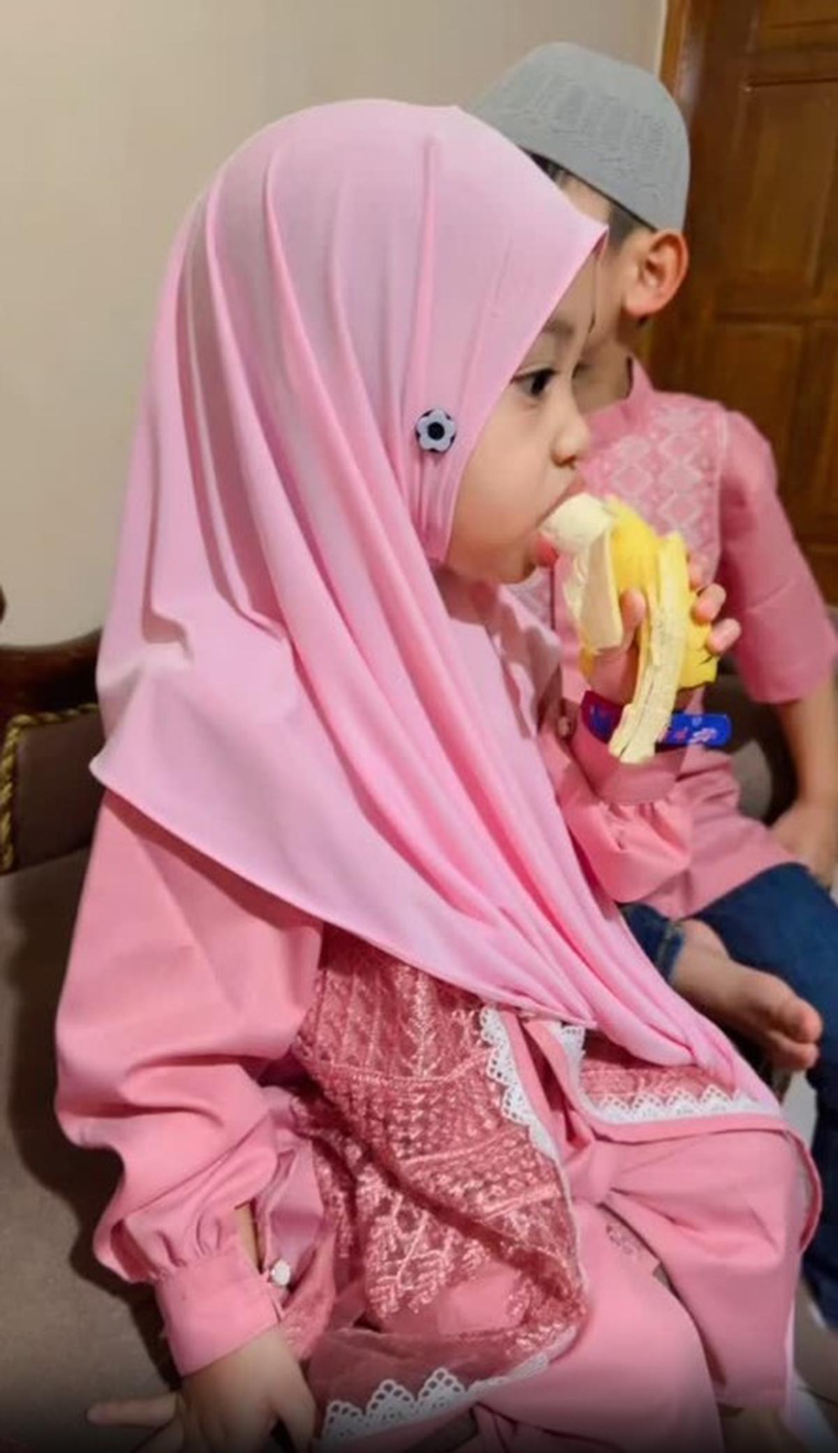 Potret Aqiqah Ritsuki yang Digelar di Tulungagung, Salah Fokus Mama Mega Cantik Banget Full Makeup
