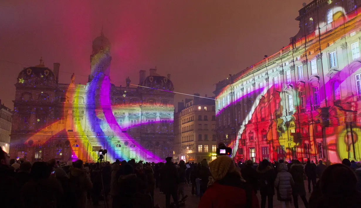 Sebuah seni instalasi lampu yang bertema Sans Dessus Dessous menghiasi bangunan des Terreaux saat persiapan Festival of Lights di pusat Kota Lyon, Prancis (7/12). Festival ini salah satu festival yang paling terkenal di Lyon. (Reuters/Emmanuel Foudrot)