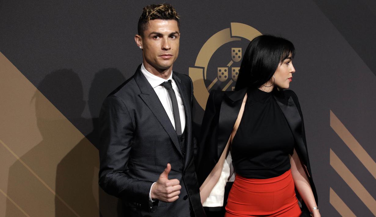 Striker Real Madrid, Cristiano Ronaldo dan kekasihnya, Georgina Rodriguez, berpose saat menghadiri acara Quina Awards di Lisbon, Portugal, Senin (19/3/2018). Georgina tetap tampil cantik meski habis melahirkan. (AP/Armando Franca)