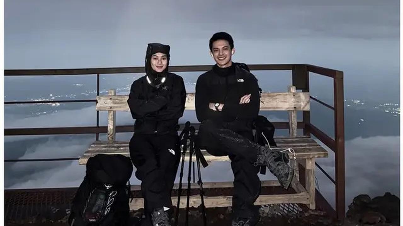 6 Potret Rey Mbayang dan Dinda Hauw Hiking ke Gunung Fuji, Rayakan Anniversary ke-5