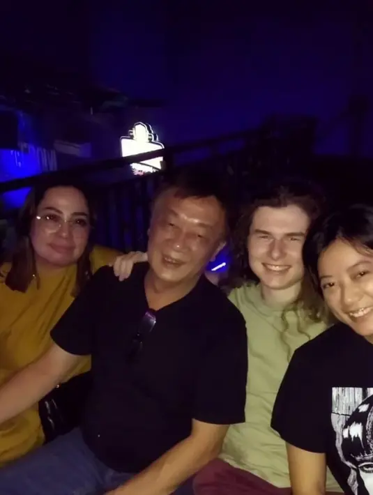 Pernyataan Leony tak mau menikah ini seketika mencuri perhatian netizen. Namun kini Leony tiba-tiba menjalin asmara dengan pria asal negara tetangga. Meski tak menyebutkan rencana pernikahan, namun kedekatan mereka menjadi langkah baru Leony dalam memahat kisah cinta. (Liputan6.com/IG/charles.n.g.s)