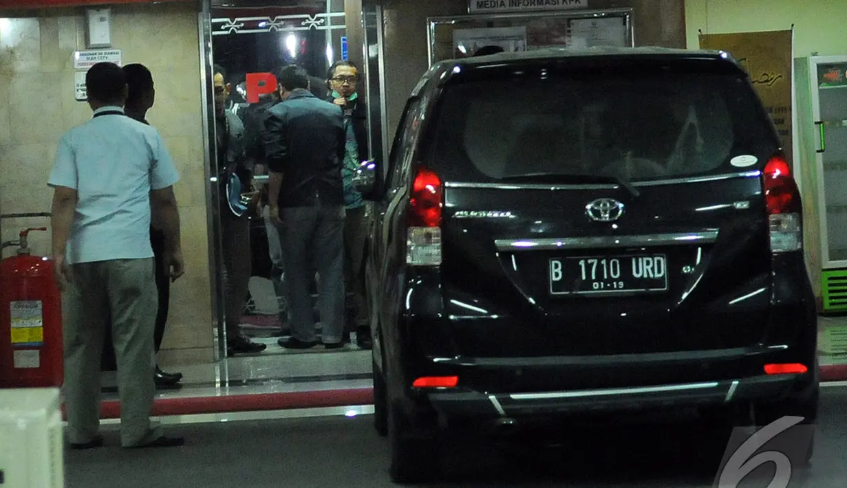 Penyidik KPK berhasil menangkap tangan 5 orang di kawasan Karawang, Jawa Barat (Liputan6.com/Faisal R Syam)