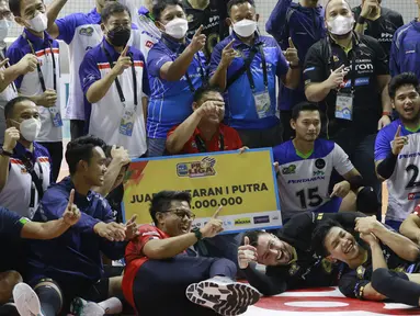 Laga dua tim putra terbaik tersaji di laga pamungkas putaran pertama PLN Mobile Proliga 2022, Sabtu (29/1/2021). Jakarta Pertamina Pertamax akhirnya menjadi pemenang dengan mengalahkan Surabaya Bhayangkara Samator 3-2 (25-19, 19-25, 25-15, 21-25 dan 15-9). (Bola.com/M Iqbal Ichsan)