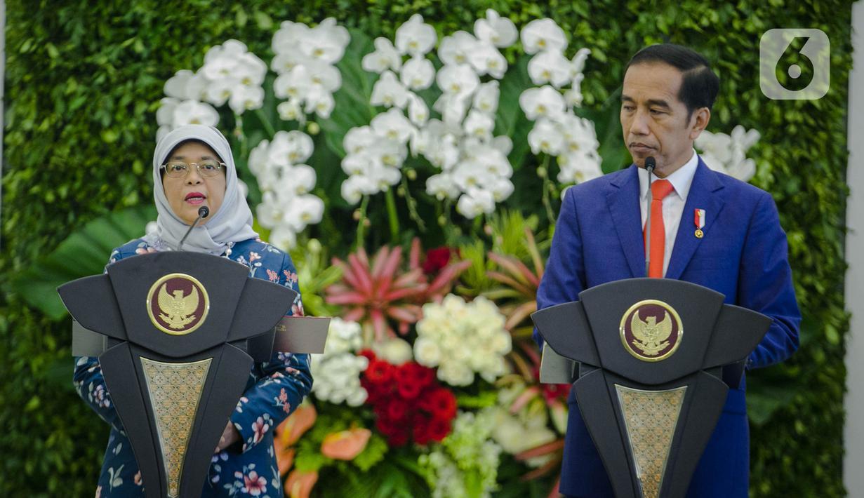 Presiden Joko Widodo (kanan) dan Presiden Singapura, Halimah Yacob melakukan konferensi pers bersama saat kunjungan kenegaraan di Istana Bogor, Jawa Barat, Selasa (4/2/2020). Dalam pertemuan tersebut kedua negara membahas kerjasama terutama dalam sektor bisnis. (Liputan6.com/Faizal Fanani)