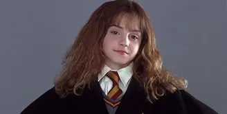 Pemeran Hermione Granger di film Harry Potter memiliki nama lengkap Emma Charlotte Duerre Watson. Wanita mungil yang jago sihir itu kini sudah berubah menjadi wanita dewasa. (Instagram/harrypotterfilm)