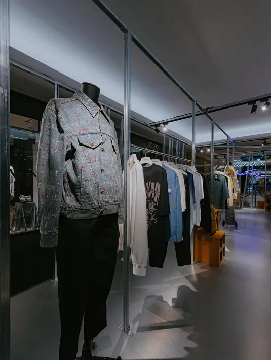 Terdapat dua simbol mempunyai arti khusus. Pertama adalah elang, simbol ini membangkitkan keberanian, keagungan dan kebenaran, serta perasaan terbang tinggi dengan pandangan mata burung.  [ Foto dok Lanvin ]