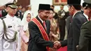 Presiden Joko Widodo menjabat tangan Jenderal Polisi (purn) Badrodin Haiti usai memberikan tanda kehormatan di Istana Negara, Jakarta, Senin (15/8). Liputan6.com/Faizal Fanani)