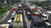 Kemacetan panjang terjadi di Jalan Kaligawe Semarang, akibat banjir dan rob. (foto: liputan6.com/ edhie prayitno ige)