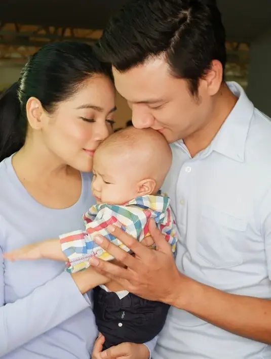 Untuk syuting film layar lebar terbarunya, Tikam berencana mengajak kedua buah hatinya. Sebuah pengalaman baru bagi buah hati lantaran harus menempuh perjalan jauh dengan pesawat. (Instagram/kaiattarsugiono)