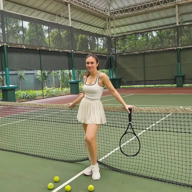 Gaya Sporty Wulan Guritno Main Tenis, Pamer Tubuh Atletis di Usia 43 Tahun