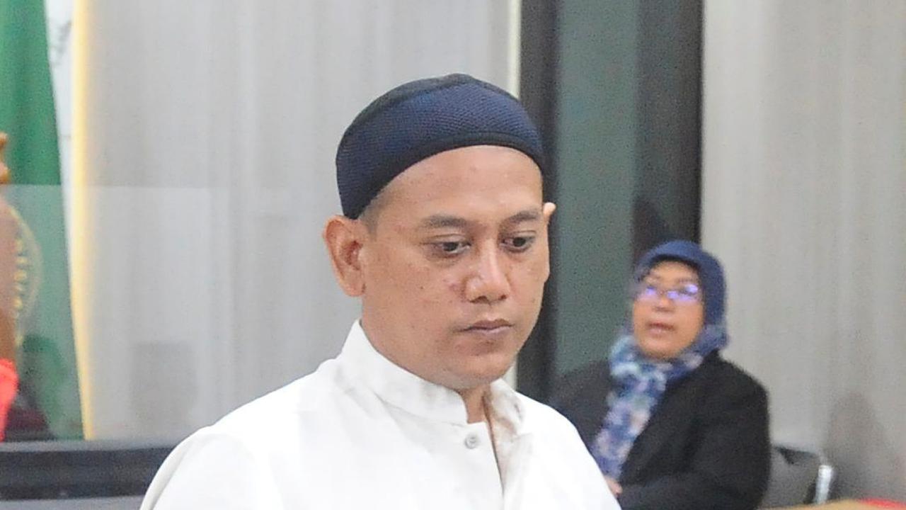 Penampilan terdakwa dalam sidang itu juga menjadi sorotan, pasalnya Rizky Noviyandi Achmad tampil mengenakan baju koko, peci dan membawa tasbih.