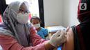 Paramedis memberikan vaksin dosis ketiga covid-19 (booster) saat vaksinasi serentak Pemkot Depok di Kantor Kecamatan Cinere, Depok, Senin (18/4/20222). Pemkot Depok menggelar gebyar vaksinasi booster secara massal di 11 Kantor Kecamatan mulai hari ini hingga Rabu, 20 April. (merdeka.com/Arie Basuki)