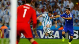 Penyerang Timnas Aregentina, Lionel Messi (tengah) berusaha lolos dari hadangan Sead Kolasinac (Bosnia) saat berlaga di penyisihan Piala Dunia 2014 Grup F di Estadio do Maracana, Rio de Janeiro, Brasil, (16/6/2014). (REUTERS/Pilar Olivares)