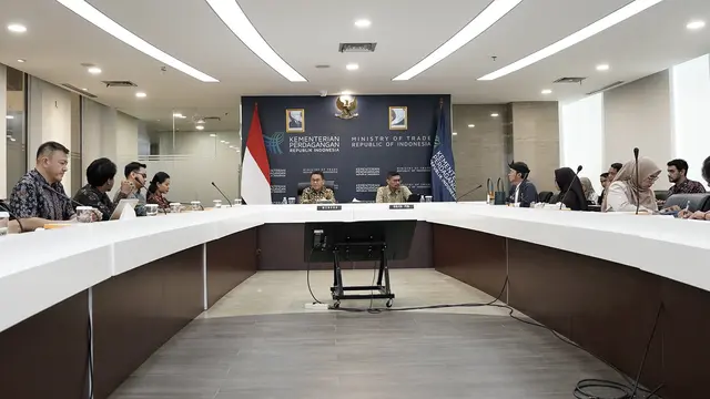 Menteri Perdagangan (Mendag) bertemu dengan para penjual dan perwakilan platform penyedia layanan lokapasar (marketplace) di kantor Kementerian Perdagangan, Jakarta. (Dok Kemendag)