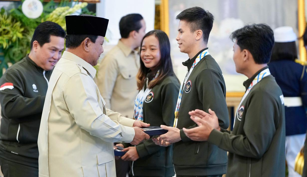 Kemudian, peraih medali emas beregu mendapat Rp 500 juta per orang. Selanjutnya, peraih medali perak beregu mendapat bonus Rp 220.500.000 per orang, sedangkan peraih medali perunggu beregu mendapat Rp 110.250.000 per orang. (Foto: Muchlis Jr - BPMI Sekretariat Presiden)