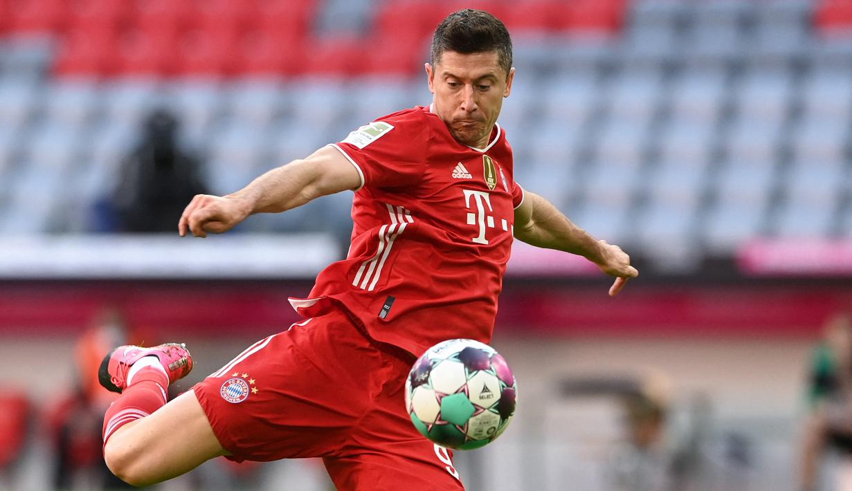 Robert Lewandowski. Striker Bayern Munchen berusia 32 tahun ini bisa saja memperpanjang gelarnya menjadi 5 kali beruntun. Total 41 gol musim lalu dicetaknya hanya dalam 29 laga, bayangkan jika ia tampil lebih banyak lagi musim ini. (Foto: AFP/Pool/Christof Stache)