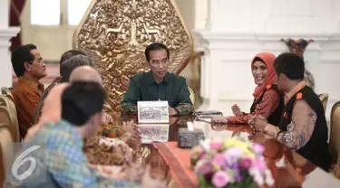 Presiden Joko Widodo (Jokowi) menerima Tim Sensus Ekonomi Badan Pusat Statistik (BPS) di Istana Negara, Jakarta, Rabu (25/5/2016). Kedatangan tim Sensus Ekonomi BPS untuk mendata sensus ekonomi kepada Presiden Jokowi. (Liputan6.com/Faizal Fanani)