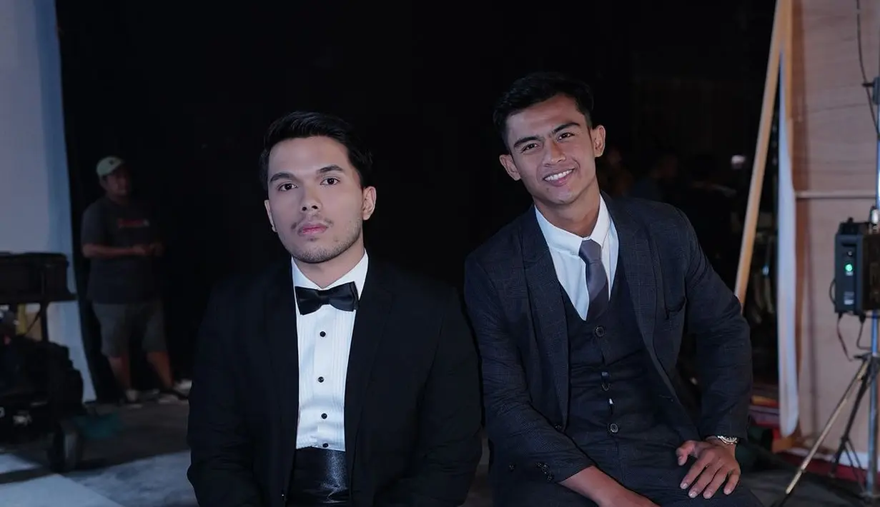 <p>Kesempatan ini menjadi momen spesial bagi Thariq Halilintar, yang tampil bersama pemain Timnas Indonesia, Pratama Arhan. Biasanya terlihat mengenakan jersey di lapangan hijau, kali ini Arhan mencuri perhatian dengan setelan jas formal. Kolaborasi ini juga melibatkan Muhammad Hakim, founder produk skincare tersebut, yang turut berpose di sesi pemotretan. (Liputan6.com/IG/@thariqhalilintar)</p>