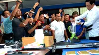Kepala BNN Provinsi Bengkulu Agus Riansyah menuangkan setengah kilogram Sabu kedalam alat penghancur atau blender sebelum dimusnahkan (Liputan6.com/Yuliardi Hardjo)