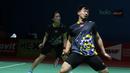 Lee Chun gagal mengembalikan kok ke arah Praveen/Oktavianti pada babak pertama Indonesia Open 2018 di Istora Senayan, Jakarta, (3/6/2018). Praveen/Oktavianti kalah 17-21, 21-14, 21-17. (Bola.com/Nick Hanoatubun)