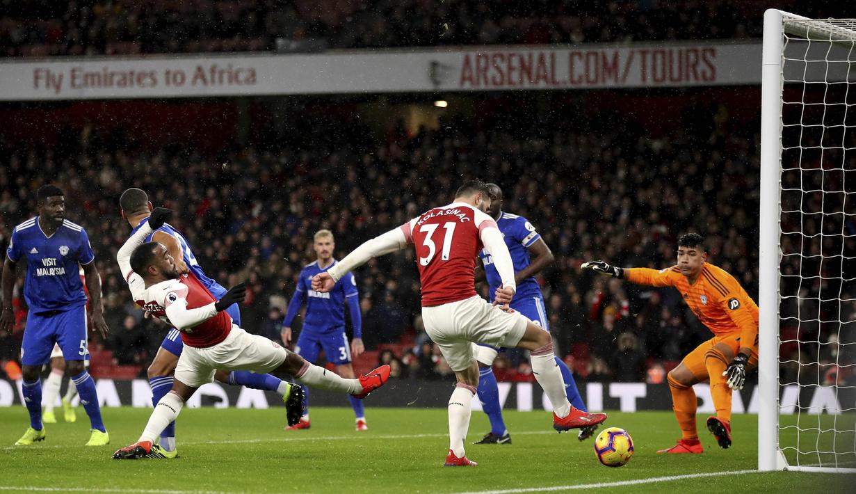 Bek Arsenal, Sead Kolasinac, melepaskan tendangan ke gawang Cardiff City pada laga Premier League di Stadion Emirates, Rabu (30/1). Arsenal menang 2-1 atas Cardiff City. (AP/Nick Potts)