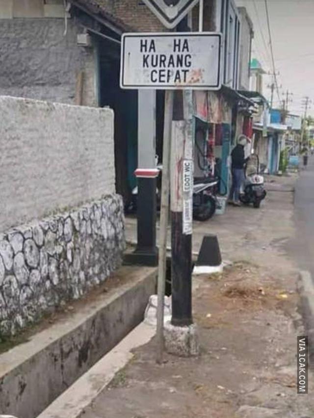 6 Tulisan Kurangi Kecepatan di Jalan Ini Bikin Geleng Kepala